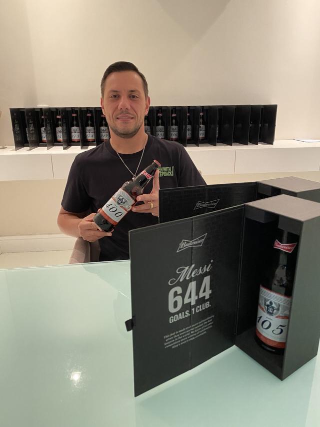 开云娱乐-我也创纪录！收21瓶破门啤酒 迭戈·阿尔维斯谢梅西