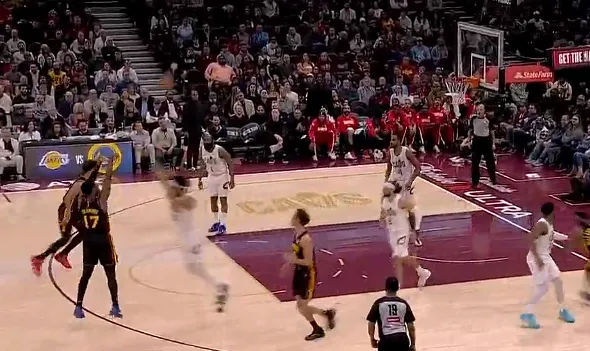 开云娱乐-奥孔古接手递手传球三分命中，老鹰领先骑士到两位数分差